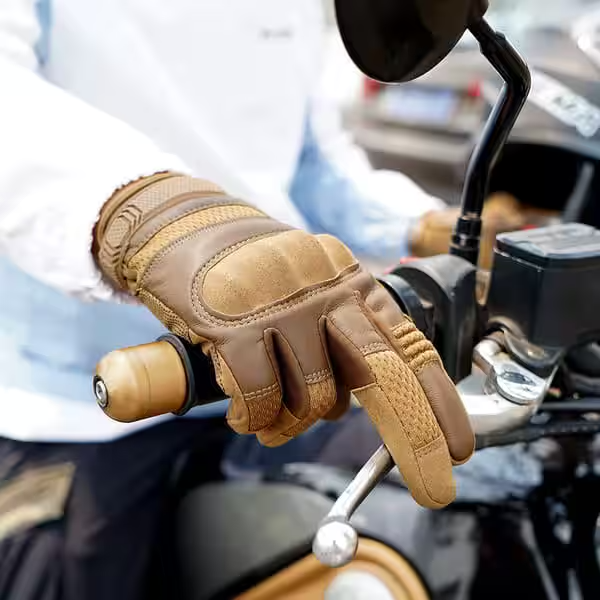 Winx_Adapt_Premium_Leather_Gloves Lifestyle