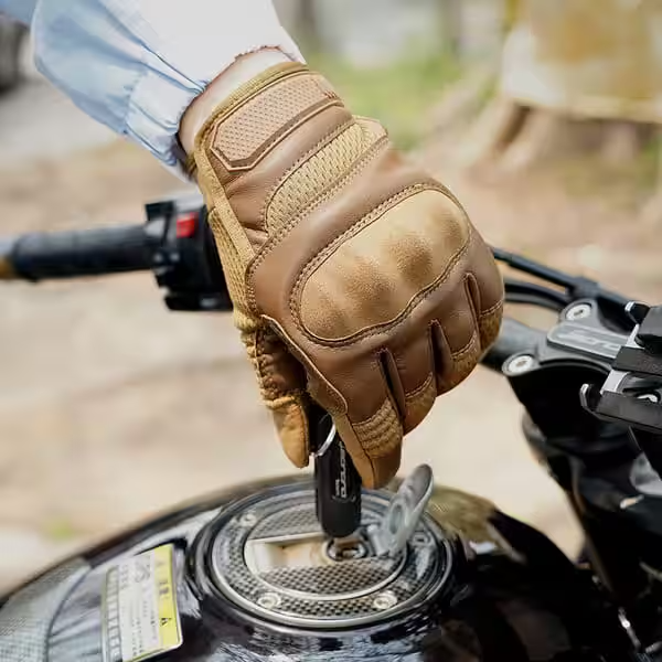 Winx_Adapt_Premium_Leather_Gloves_Lifestyle_2