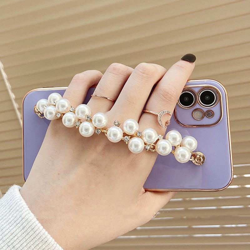 Beautiful White Pearl Chain Gold Color Plating Straight Edge Phone Case for iPhone 13 11 12 Pro Max Case for iPhone X XS MAX XR 7 8 Plus Phone Case Plating Pearl Chain Wrist Bracelet Cover